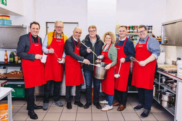 “Daham” ist dort, wo Menschen aufeinander achten – der Vorstand der meine Heimat kocht für die Westbahnhoffnung Villach.